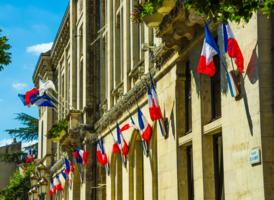 Mairie pavoisée de drapeaux français pour un temps fort communal